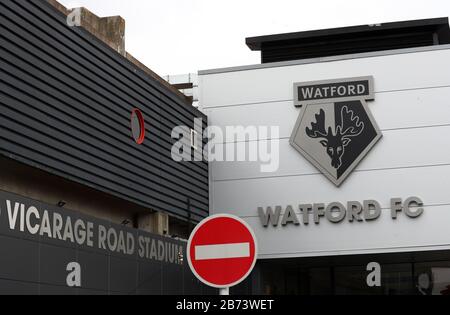 Ein Blick auf ein Stoppschild vor der Vicarage Road, der Heimat des Watford FC, nachdem die Premier League bis zum 4. April gesperrt wurde, teilte der Football Association mit. Stockfoto