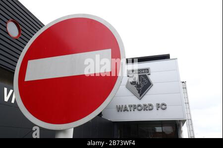 Ein Blick auf ein Stoppschild vor der Vicarage Road, der Heimat des Watford FC, nachdem die Premier League bis zum 4. April gesperrt wurde, teilte der Football Association mit. Stockfoto