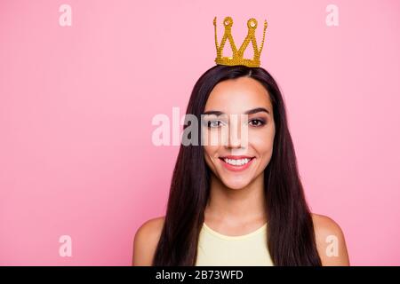 Nahporträt von ihr hübsch aussehendes süßes glamouröses attraktives faszinierendes wunderschönes fröhliches Mädchen mit glänzender Tiara-Wettbewerbssieger Stockfoto