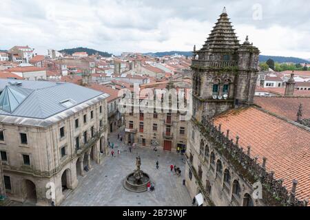 Luftaufnahme der Praza das Praterías von der Kathedrale von Santiago de Compostela in Galicien, Spanien. Die Stadt ist der Endpunkt des Weges von St. Jame Stockfoto