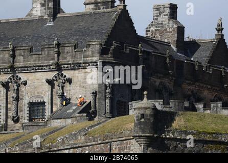 Arbeiter, die an Seilen befestigt sind, führen Wartungsarbeiten an einem Dach in Stirling Castle in Schottland durch. PA Foto. Bilddatum: Freitag, 13. März 2020. Fotogutschrift sollte lauten: Andrew Milligan/PA Wire Stockfoto