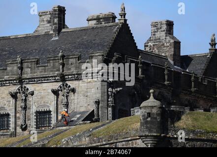 Arbeiter, die an Seilen befestigt sind, führen Wartungsarbeiten an einem Dach in Stirling Castle in Schottland durch. PA Foto. Bilddatum: Freitag, 13. März 2020. Fotogutschrift sollte lauten: Andrew Milligan/PA Wire Stockfoto