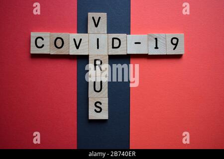 Covid-19 und Virus, Holzbuchstaben in Kreuzworträtselform Stockfoto
