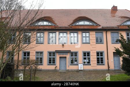 März 2020, Mecklenburg-Vorpommern, Bergen: Blick auf das Museum der Stadt Bergen. Das Museum und das Medien- und Informationszentrum der Stadt bleiben bis zum 30. April geschlossen, ebenso wie Treffpunkte und das mehrgenerationenhaus. Bergen auf Rügen hat drastische Maßnahmen wegen des neuartigen Coronavirus angekündigt. Bis zum 30. Juni wird es keine Veranstaltungen der Stadt geben. Foto: Stefan Sauer / dpa-Zentralbild / dpa Stockfoto