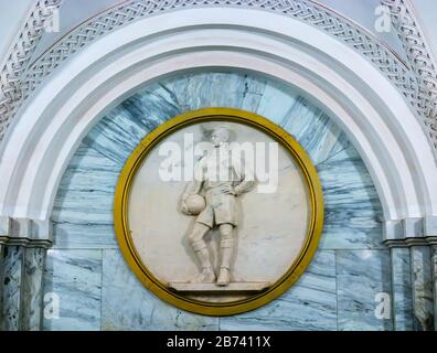 Nahaufnahme von BAS Reliefrundel mit Fußball und Sport, U-Bahn-Station Park Kultury, Moskauer U-Bahn oder U-Bahn, Russische Föderation Stockfoto