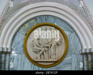 Nahaufnahme von BAS Reliefrundel mit Schachspiel, U-Bahn-Station Park Kultury, Moskauer U-Bahn oder U-Bahn, Russische Föderation Stockfoto