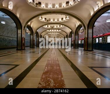 Große Halle im Art-Deco-Stil am U-Bahnhof Mayakovskaja, Moskauer U-Bahn oder U-Bahn, Russische Föderation Stockfoto