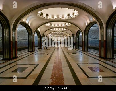 Große Halle im Art-Deco-Stil am U-Bahnhof Mayakovskaja, Moskauer U-Bahn oder U-Bahn, Russische Föderation Stockfoto