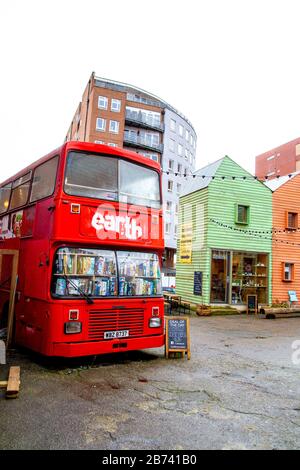 Cakes & Ladders Brettspiele Doppeldecker Café Bus in Wood Green, London, Großbritannien Stockfoto