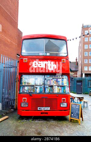 Cakes & Ladders Brettspiele Doppeldecker Café Bus in Wood Green, London, Großbritannien Stockfoto