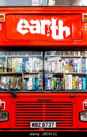 Cakes & Ladders Brettspiele Doppeldecker Café Bus in Wood Green, London, Großbritannien Stockfoto