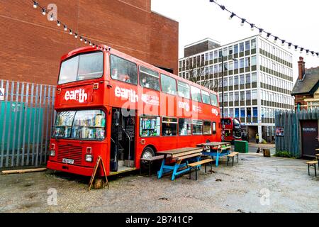 Cakes & Ladders Brettspiele Doppeldecker Café Bus in Wood Green, London, Großbritannien Stockfoto