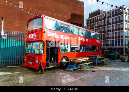 Cakes & Ladders Brettspiele Doppeldecker Café Bus in Wood Green, London, Großbritannien Stockfoto