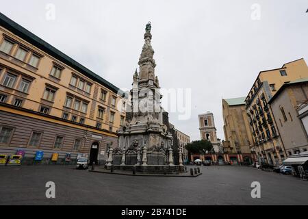 Neapel, KAMPANIEN, ITALIEN. März 2020. 12/03/2020 Neapel, das Dekret des Präsidenten der republik Legt Die Schließung aller Unternehmen bis zum 25. März fest. Nur Unternehmen, die grundlegende Notwendigkeiten verkaufen, sind offen.Auf dem Foto: Piazza Immacolata Credit: Fabio Sasso/ZUMA Wire/Alamy Live News Stockfoto