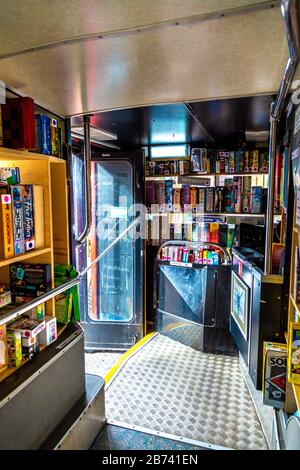 Cakes & Ladders Brettspiele Doppeldecker Café Bus in Wood Green, London, Großbritannien Stockfoto