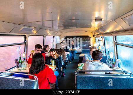 Cakes & Ladders Brettspiele Doppeldecker Café Bus in Wood Green, London, Großbritannien Stockfoto