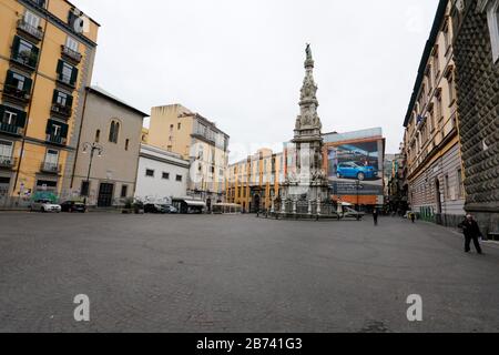 Neapel, KAMPANIEN, ITALIEN. März 2020. 12/03/2020 Neapel, das Dekret des Präsidenten der republik Legt Die Schließung aller Unternehmen bis zum 25. März fest. Nur Unternehmen, die grundlegende Notwendigkeiten verkaufen, sind offen.Auf dem Foto: Piazza Immacolata Credit: Fabio Sasso/ZUMA Wire/Alamy Live News Stockfoto