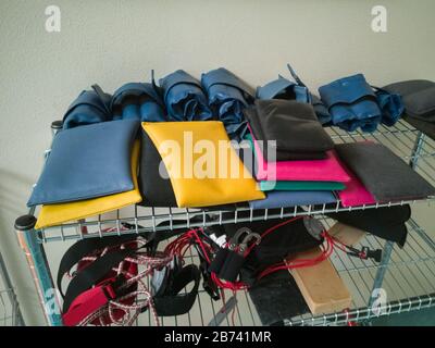Kleine Lederkissen in verschiedenen Farben und Beingewichte für Physiotherapiezwecke. Stockfoto
