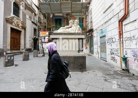 Neapel, KAMPANIEN, ITALIEN. März 2020. 12/03/2020 Neapel, das Dekret des Präsidenten der republik Legt Die Schließung aller Unternehmen bis zum 25. März fest. Nur Unternehmen, die grundlegende Notwendigkeiten verkaufen, sind offen.Auf dem Foto: Gazzetta Nilo Credit: Fabio Sasso/ZUMA Wire/Alamy Live News Stockfoto