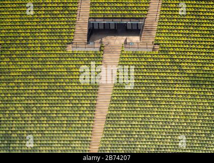 München, Deutschland. März 2020. Leere Sitzreihen sind im Olympiapark zu sehen. Das Stadion war Austragungsort der Olympischen Spiele 1972. Kredit: Peter Kneffel / dpa / Alamy Live News Stockfoto