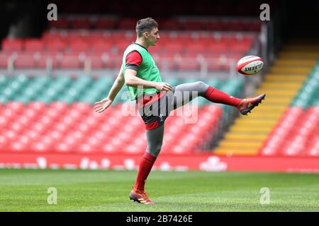 Cardiff, Großbritannien. März 2020. Josh Adams von Wales im Einsatz während der Rugby-Kapitäne von Wales, die am Freitag, den 13. März 2020 im Fürstenstadion in Cardiff, Südwales laufen, bereiten sich die Mannschaft auf ihr nächstes Guinness Six Nation-Meisterschaftsspiel gegen Schottland morgen vor. PIC von Andrew Orchard/Alamy Live News Stockfoto