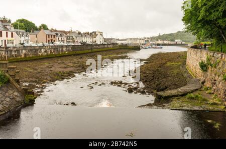 Blick auf die Stadt Stornoway von einer Brücke über den Fluss Bayhead, Stornoway, Lewis und Harris, Schottland, Großbritannien. Stockfoto