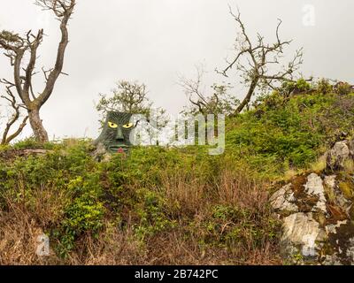 Skulpturen auf dem Gelände von Lews Caslte, von einem Küstenweg aus, Stornoway, Schottland, Großbritannien. Stockfoto