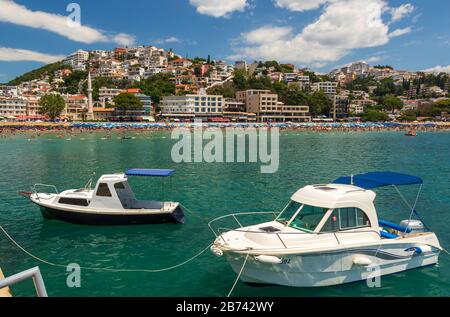 Stadt und Strand Ulcinj vom Jachthafen der Altstadt aus gesehen Stockfoto