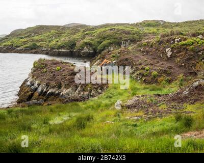 Ein verlassenes Cottage am Ufer der Stornoway Bay, auf dem Gelände von Lews Castle, Stornoway, Schottland, Großbritannien. Stockfoto