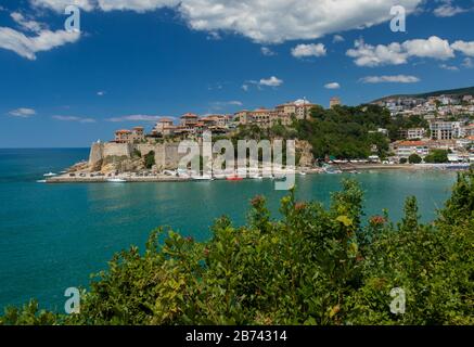 Blick auf die Altstadt von Ulcinj über die Bucht Stockfoto