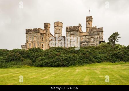 Lews Castle (1851) ist ein ehemaliges Landhaus, das von Sir James Matheson in Stornoway, Insel Lewis, Schottland, Großbritannien erbaut wurde. Stockfoto