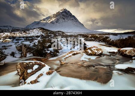 Schneebedeckte Buachaille Etive Mor und der River Coupall Rannoch moor Glen Coe Scottish Highlands Scotland UK GB Europe Stockfoto