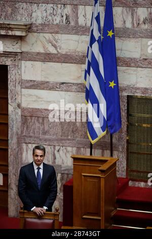 Athen, Griechenland. März 2020. Griechenlands Premierminister Kyriakos Mitsotakis wird bei der Vereidigung von Katerina Sakellaropoulou im griechischen Parlament in Athen, Griechenland, am 13. März 2020 gesehen. Katerina Sakellaropoulou wurde am Freitag als griechische präsidentin im parlament vereidigt, berichtete der griechische nationale Sender ERT. Der ehemalige Spitzenrichter ist das erste weibliche Staatsoberhaupt in der Geschichte des modernen Griechenland. (Thanassis Stavrakis/Pool über Xinhua) Kredit: Xinhua/Alamy Live News Stockfoto