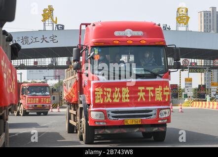 (200313) -- WUHAN, 13. März 2020 (Xinhua) -- Mit Fisch beladene Lkws gelangen in Wuhan, die zentralchinesische Provinz Hubei, am 13. März 2020. Die erste Charge von 100 Tonnen Fisch, die aus Hubeis Xianning City transportiert wurden, wurde am Freitag an Gemeinden im Qiaokou Distrikt Wuhan verteilt. (Xinhua/Cheng Min.) Stockfoto