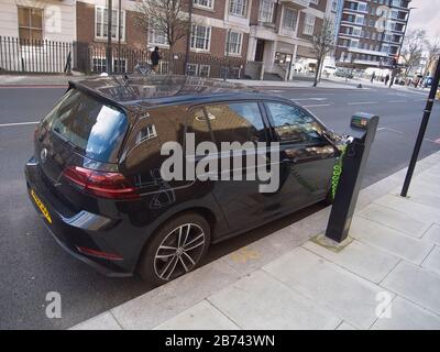 England, London, Westminster, Marylebone, Electric Volkswagen Golf wird auf Gloucester Place aufgeladen. Stockfoto