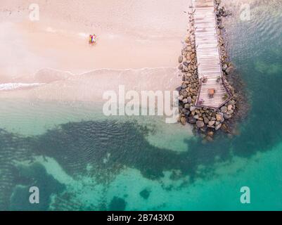 Ein Paar im Urlaub auf der tropischen Insel St. Lucia, Männer und Frauen, die den Sonnenuntergang in der Saint Lucia Caribbean beobachten Stockfoto