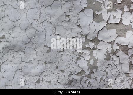 Graue Lackteile an einer grob bemalten Wand. Wird als Hintergrund verwendet. Kopieren Sie Speicherplatz für Ihren Text. Stockfoto