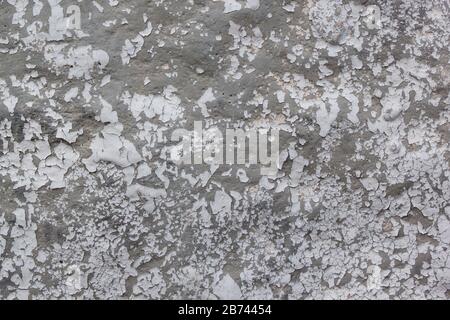 Raue, bemalte Wand mit grauen Farbteilen. Nahtlose Textur. Wird als Hintergrund verwendet. Kopieren Sie Speicherplatz für Ihren Text. Stockfoto