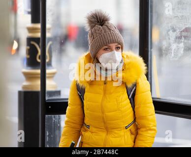 London, Großbritannien. März 2020. Eine Frau, die an einer Bushaltestelle in Central London eine Maske trägt. Die Angst vor Coronavirus wächst, da die Zahl der Fälle jeden Tag rapide zunimmt. Kredit: Tommy London/Alamy Live News Stockfoto
