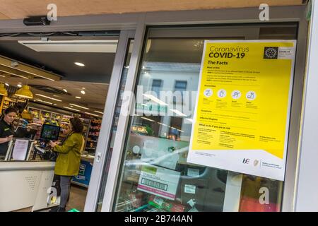 Ardara, County Donegal, Irland. März 2020. Eine Mitteilung des staatlichen Gesundheitsdienstes (GSU) erläutert Maßnahmen zur Eindämmung des Coronavirus Covid-19 außerhalb des Mini-Supermarkts im nordwestlichen Küstendorf. Stockfoto