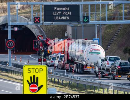 Petrovice, Tschechien. März 2020. Auf der Autobahn D8 Dresden - Prag ist vor einem Tunnel ein Zelt aufgestellt. Tschechien schließt seine Grenzen weitgehend an Ausländer aus mehreren europäischen Ländern. Betroffen sind unter anderem Bürger aus Deutschland, Italien, Frankreich und Österreich, die keinen festen Wohnsitz im EU-Mitgliedsland haben. Kredit: Robert Michael / dpa-Zentralbild / dpa / Alamy Live News Stockfoto