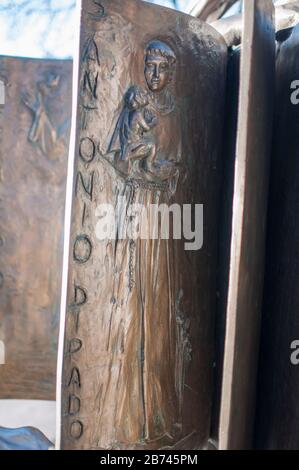 Statue des heiligen Anthony Bronze und Jesus - Camposampiero, Italien Stockfoto