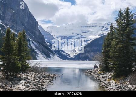 Mount fairview, teilweise gefrorener See, mit Spiegelung im Wasser. Lake Louise Banff National Park, Alberta Canada. Stockfoto