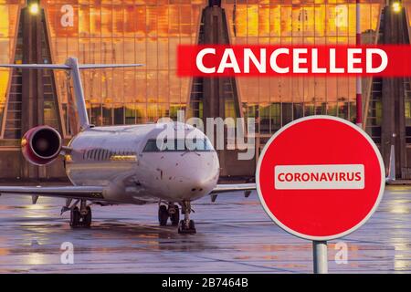 Annullierte Flüge aufgrund der Ausbreitung des Coronavirus, pandemic Kovid 19. Leeres Flugzeug am Flughafen geparkt Stockfoto