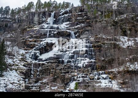 Twindefossen im Winter in Norwegen. Stockfoto