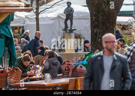 München, 13. März 2020: Trotz Covid-19-Andamic besuchen die Menschen immer noch den Viktualienmarkt in München Stockfoto