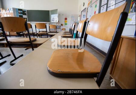 Stuttgart, Deutschland. März 2020. Stühle werden im Klassenzimmer einer Grundschule der vierten Klasse nach der Schule auf die Tische gelegt. Baden-Württemberg schließt aufgrund der Coronavirus-Pandemie auch von Dienstag bis Ende der Osterferien alle Schulen und Kindertagesstätten ab. Kredit: Marijan Murat / dpa / Alamy Live News Stockfoto