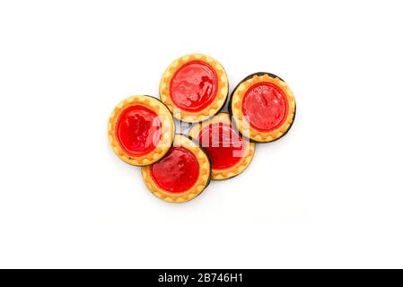 Shortbread-Kekse auf isoliertem weißem Hintergrund. Süße Plätzchen mit roter Marmelade und Schokolade. Draufsicht, flacher Lay Stockfoto