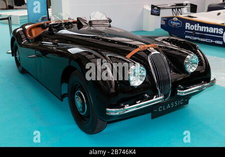 Dreiviertel Rückansicht von David Gandys restauriertem Jaguar XK120 aus dem Jahr 1954 auf der London Classic Car Show 2020 Stockfoto