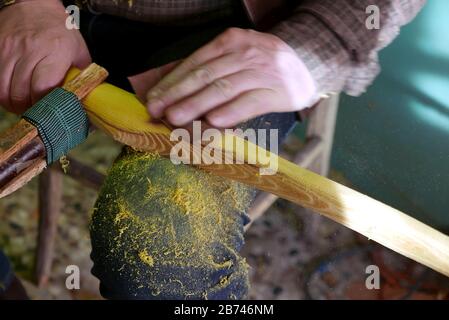 Artesan bei der Arbeit einen traditionellen Bogen machen Stockfoto